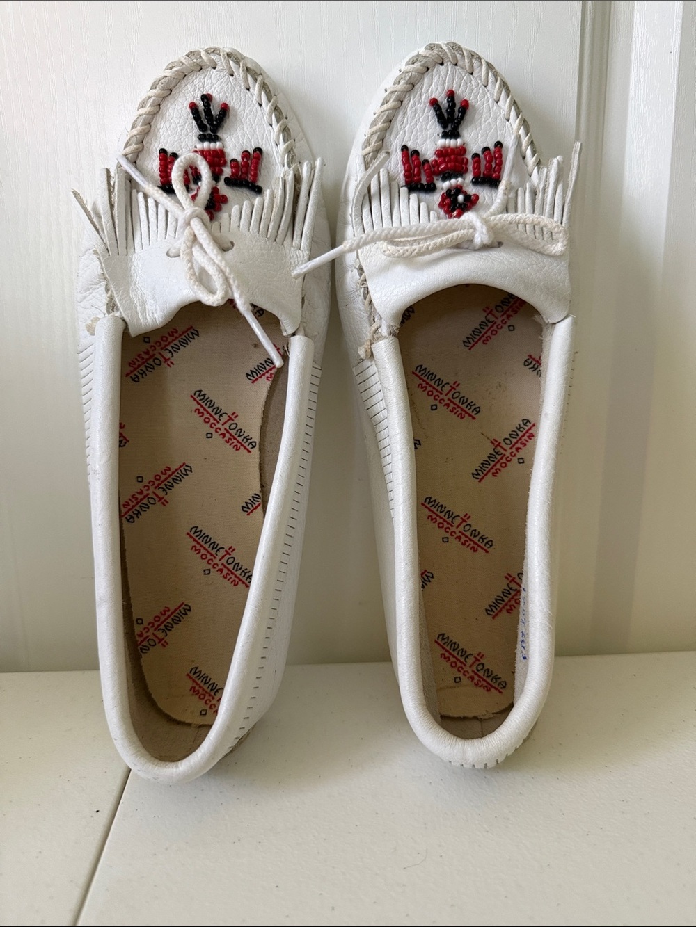 Minnetonka White Leather Beaded Thunderbird Moccasins (sz 7)